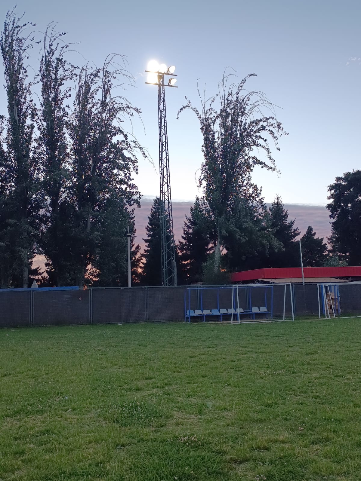 Torre de iluminación encendida en la Universidad de Atacama